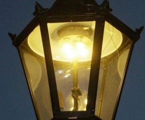 Падіння ялинки пошкодило ліхтар вуличного освітлення