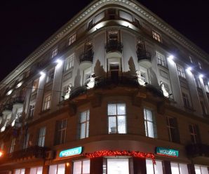 Фасад найстарішого готелю в місті на стометрівці підсвітили