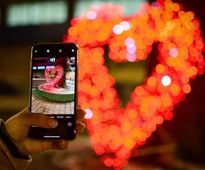 В центрі Франківська засвітили фотозону до Дня Валентина