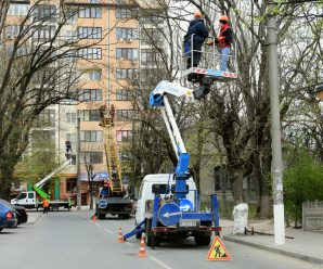 Працівниками КП “Івано-Франківськміськсвітло” проводяться роботи по заміні натрієвих світильників на нові світлодіодні та старої повітряної мережі на СІП по вулиці Ольги Дучимінської.