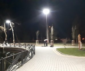 На Лебединому  озері в Івано-Франківську  встановили основне освітлення.