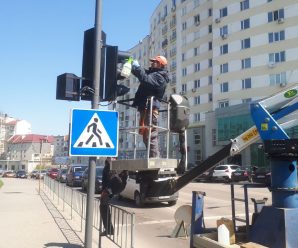 Продовжуємо роботи з миття і протирання оптичних пристроїв світлофорів та фарбування світлофорних стійок.