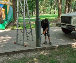Проводяться роботи з фарбування опор в Парку культури та відпочинку ім. Т.Г.Шевченка