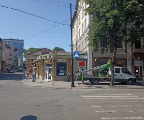 Планові роботи по відновленню металевих опор в центральній частині міста