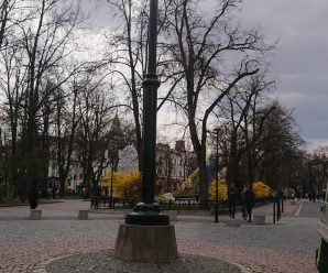 Планові роботи по відновленню металевих опор біля обласної філармонії