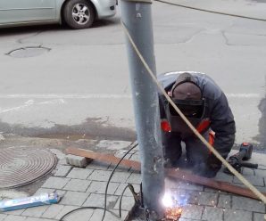 Відновили пошкоджену стійку освітлення пішохідного переходу по вул. Чорновола