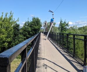 Відновили вуличне освітлення пішохідного мосту через річку Бистрицю Солотвинську