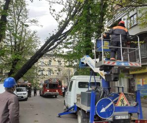 Планові та аварійні роботи з обслуговування освітлення на вулицях Незалежності, Шухевичів, Вовчинецька, Героїв Миколаєва